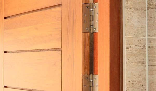 dobradiça para porta de madeira